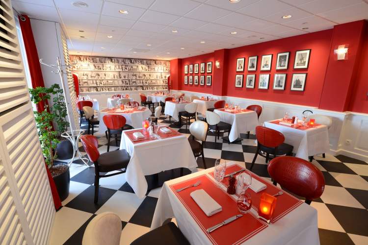 Salle du restaurant Rouge et Blanc, Les Maritonnes · Hôtel Romaneche-Thorins